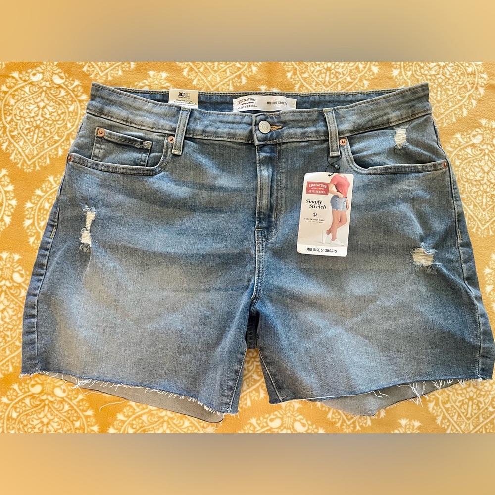 Signature Levi Strauss. New with tags. Midrise denim shorts. Size 14